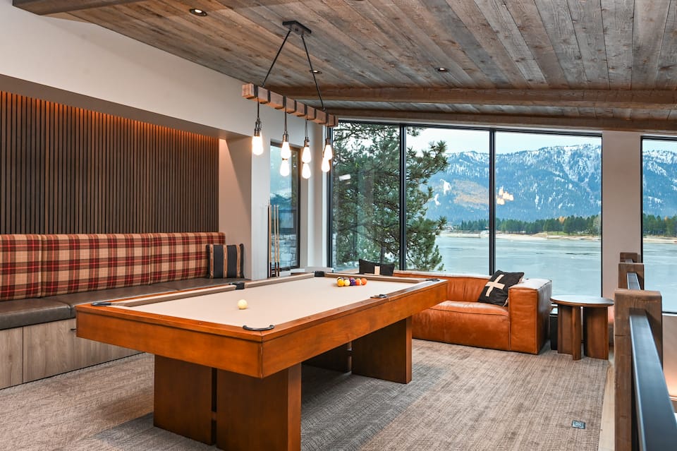 A lakefront lodge on Lake Cascade, Donnelly, Idaho, United States, photo 2 of 10