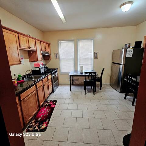 Spacious 4BR | 6 Queens + 1 King | 2 Bathrooms gallery image 2