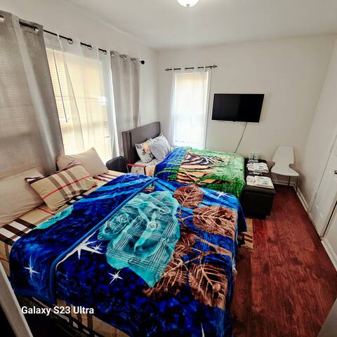 Spacious 4BR | 6 Queens + 1 King | 2 Bathrooms gallery image 5