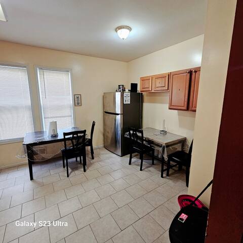 Spacious 4BR | 6 Queens + 1 King | 2 Bathrooms gallery image 3