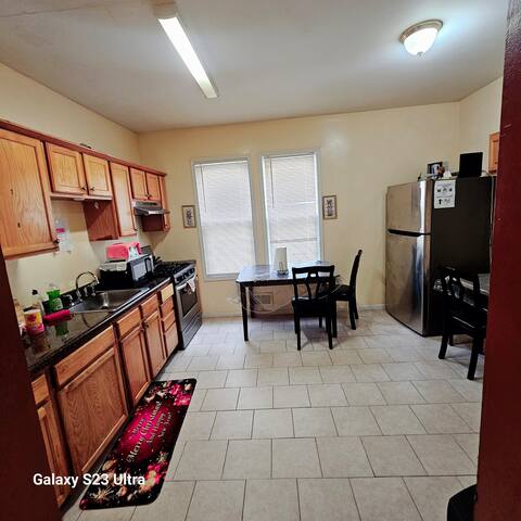 Spacious 4BR | 6 Queens + 1 King | 2 Bathrooms gallery image 4