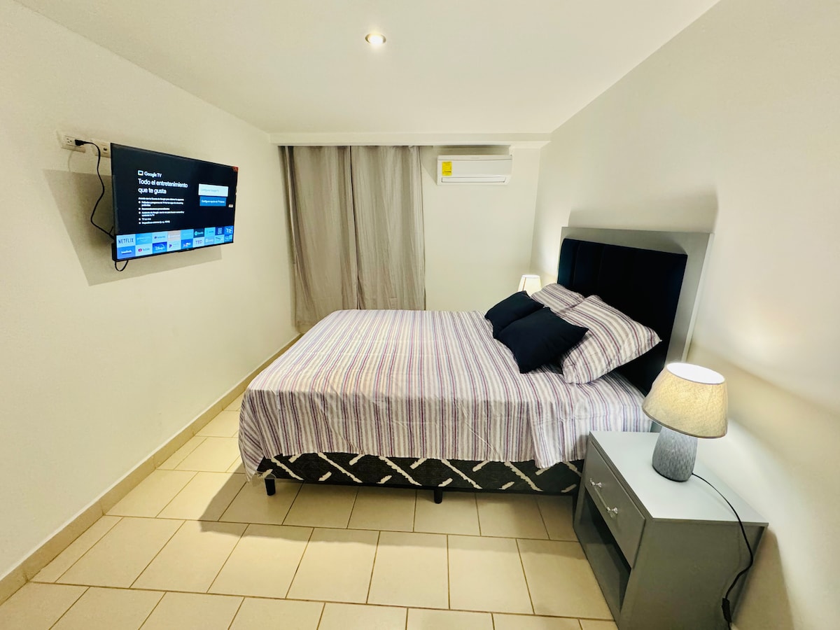 Habitación amplia con Cama Queen, Smart TV de 50” con canales de cable, AC, Wifi, baño privado, closet, todo completamente nuevo
