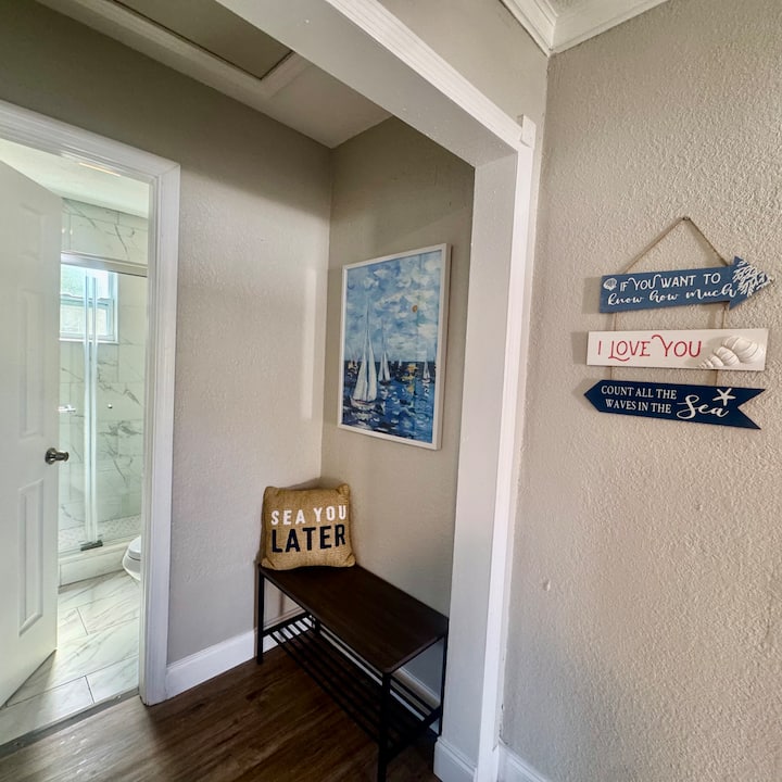 Renovated 1 Bedroom Coastal Escape, Near The Beach - Clearwater, FL