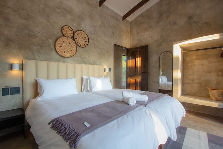 Luxurious Third Airconditioned Bedroom With Two Single Beds Overlooking The Patio & Boma Area.
