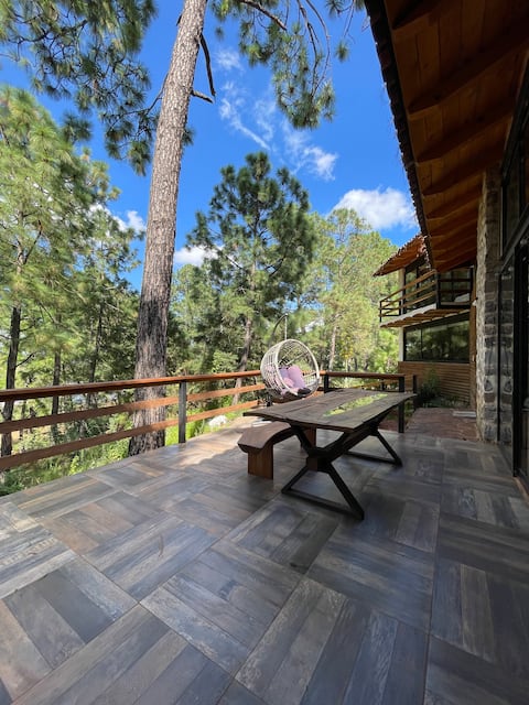 “Large, Cozy, Warm Cabin Facing the Lake”