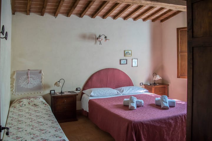 سرير مزدوج بالإضافة إلى سرير فردي
سرير مزدوج بالإضافة إلى سرير واحد