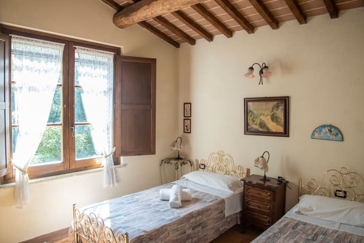 غرفة نوم بسرير مفرد مزدوج
غرفة بسريرين مفردين