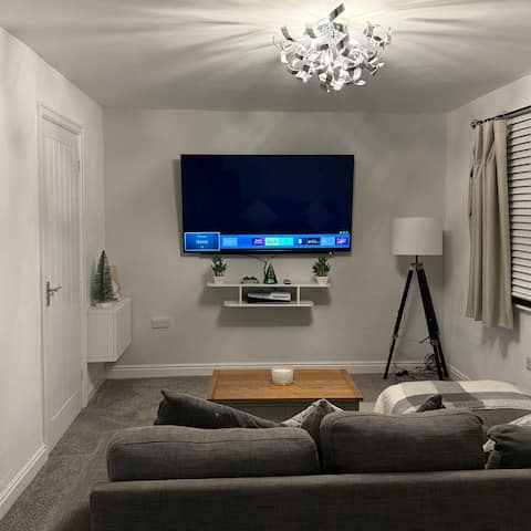 The Airport Flat - Newly Renovated/FREE Parking