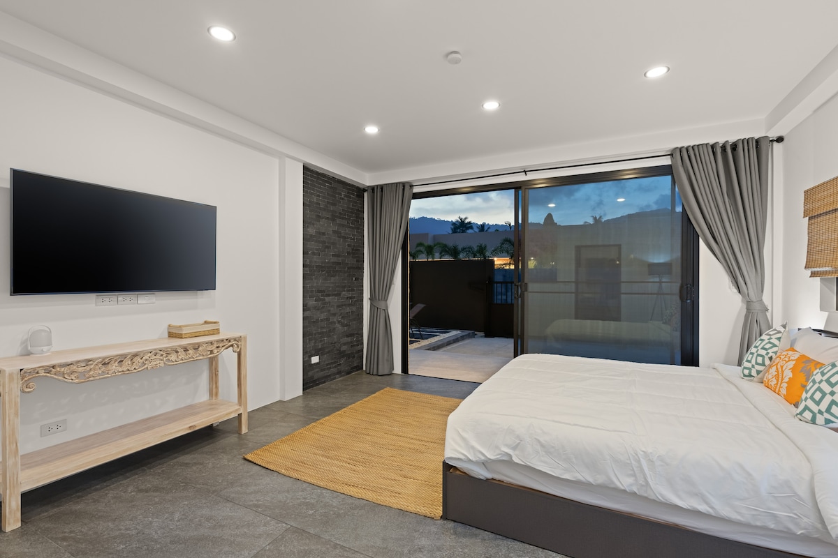 חדר שינה עצמאי בגודל 18 מ"ר עם מיזוג אוויר, מיטת קינג סייז ( 180 ס"מ ), טלוויזיה חכמה, חדר רחצה ( עם מקלחת פנימית ומקלחת חיצונית) מיני חדר הלבשה ושירותים . 