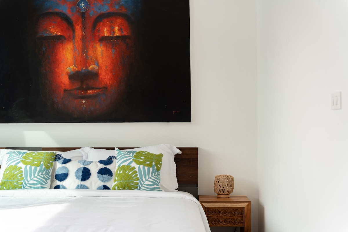 חדר 2 מתוך 15 מ"ר עם מיזוג אוויר, מיטת קינג סייז ( 180 ס"מ ), טלוויזיה חכמה, חדר רחצה ( עם מקלחת מקורה ומקלחת חיצונית) מיני חדר הלבשה ושירותים . תקשורת עם החדר הראשי. 
    