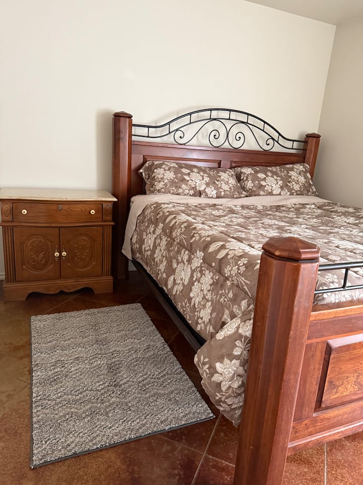 חדר שינה ראשי 
חדר רחצה פרטי
