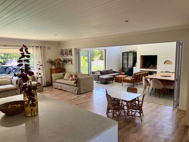 Open Plan Family Home with Pool gallery image 4