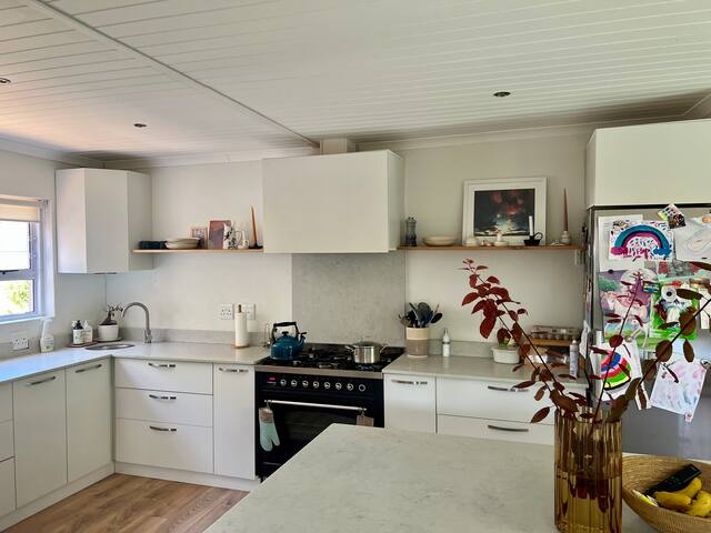 Open Plan Family Home with Pool gallery image 3