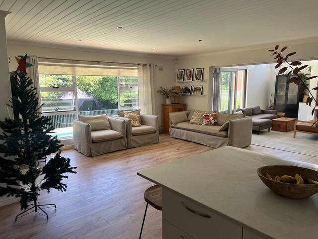 Open Plan Family Home with Pool gallery image 2