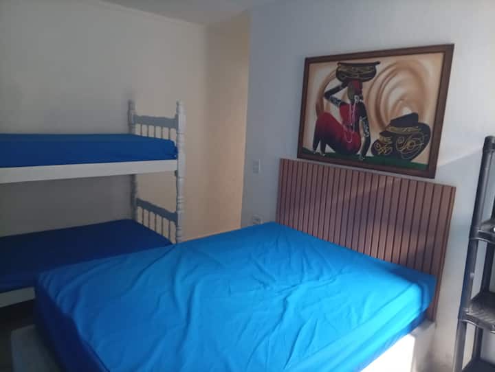suite com uma cama de casal e uma beliche