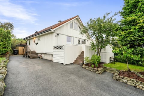 Bright and modern house in quiet area - with parking