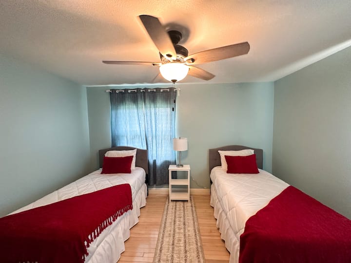 如2号卧室所示，配备双人床。 房间内还有衣橱，房客可以挂衣物品。 