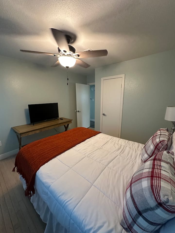 3号客房配备独立电视。 房客可以存放物品的衣柜。