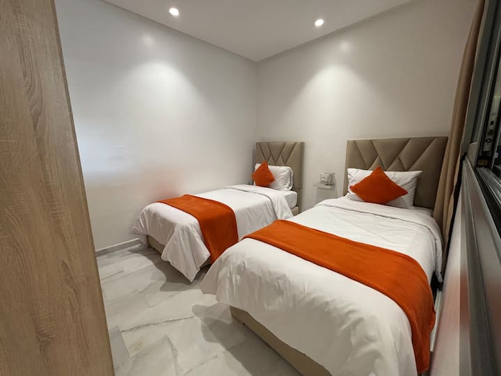 เตียง 2 เตียงขนาด: 90 ซม ./ เตียงละ 190 ซม. 