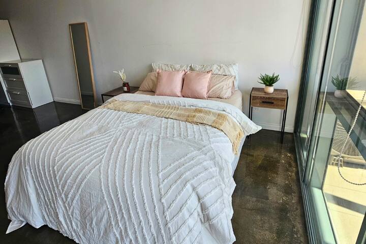 Основна спалня с удобно двойно легло