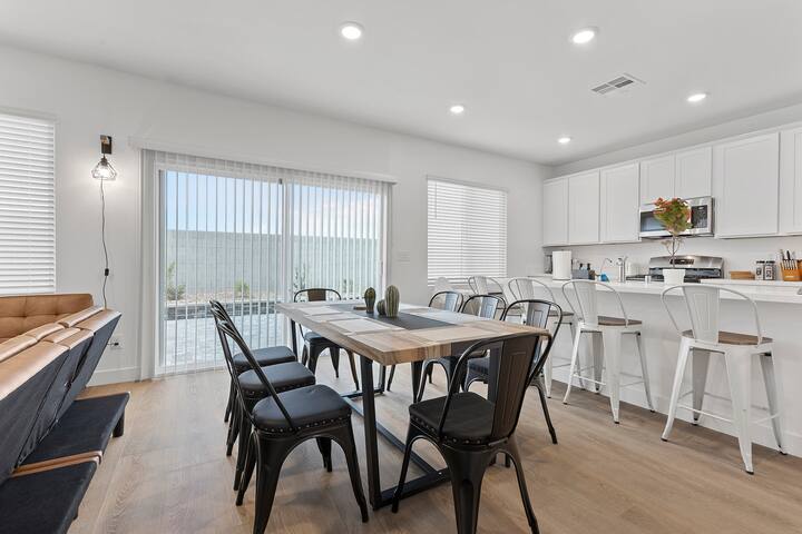 Holiday specials ｜Luxury Retreat: 5BR Home gallery image 3