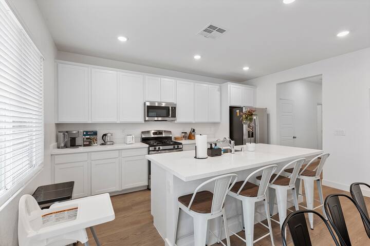 Holiday specials ｜Luxury Retreat: 5BR Home gallery image 2