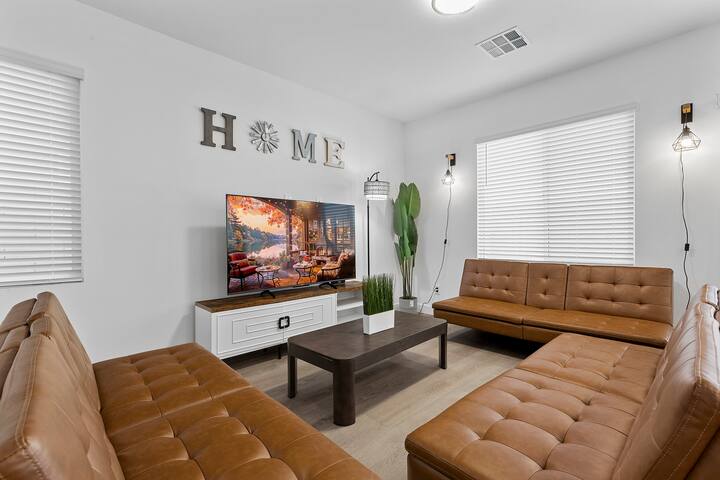 Holiday specials ｜Luxury Retreat: 5BR Home gallery image 4