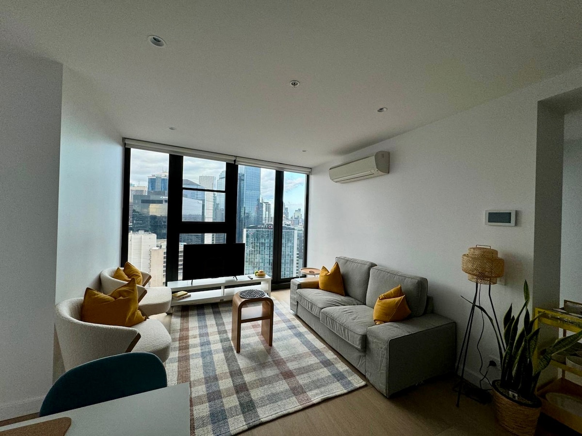 Successful Airbnb property: CBD Skyline, Yarra River views & Crown fire shows in Melbourne