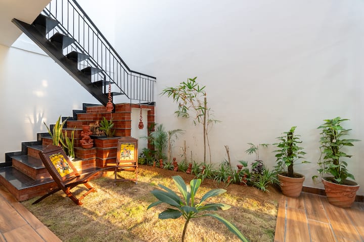 Getaway W/ Mesmerising Courtyard & a Lush Garden