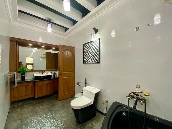 Full bathroom 1 image 1