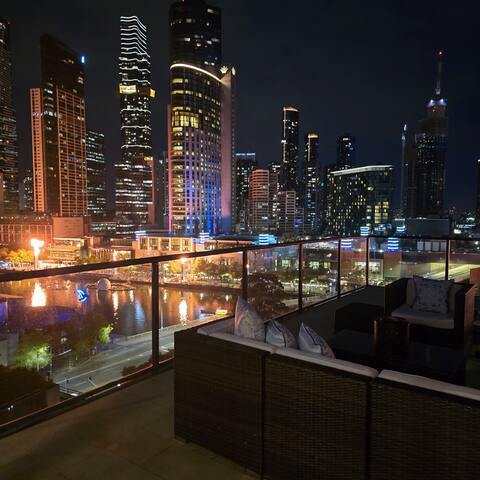 Pristine views, near parks, shops & restaurants gallery image 5