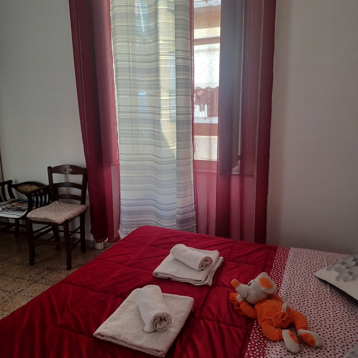 პირსახოცები, ფანჯარა, საწოლი