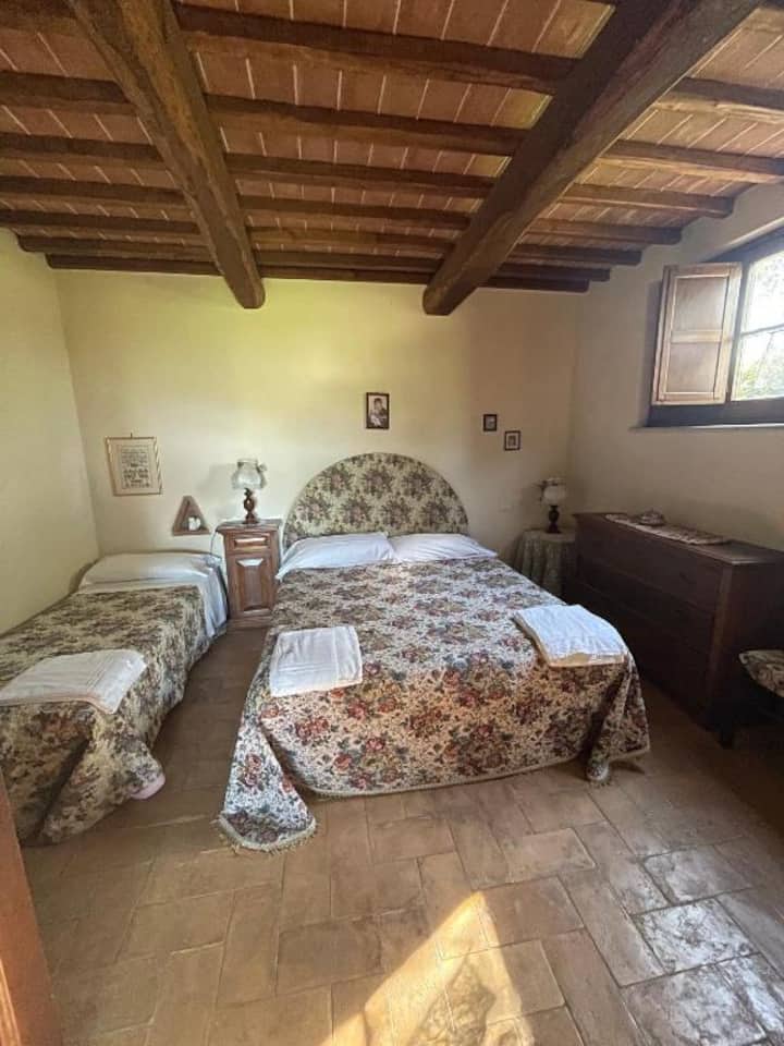 Slaapkamer met een tweepersoonsbed en een eenpersoonsbed
Kamer met tweepersoonsbed en eenpersoonsbedden