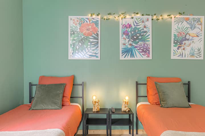 Spavaća soba s 2 jednostruka kreveta 90x200.
Smart TV s Netflixom.
Poseban prostor za rad.