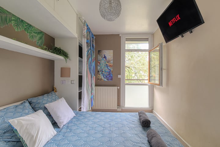 Spavaća soba s bračnim krevetom 140 × 200.
Smart TV s Netflixom.
Toaletni stolić s ogledalom.
Zidni ormarići sa svake strane kreveta.