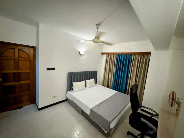 Priestranná spálňa s manželskou posteľou veľkosti King pre 3 hostí. Vybavené novo nainštalovanou klimatizáciou, stropným ventilátorom a  stojacim ventilátorom pre osobné pohodlie. Izba je tiež vybavená moderným nábytkom, závesmi na pokojný spánok a útulným pracovným stolom.