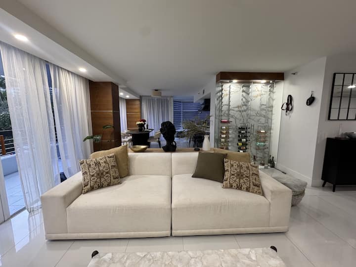 2 Bedroom Apartment In Aventura - Aventura, FL