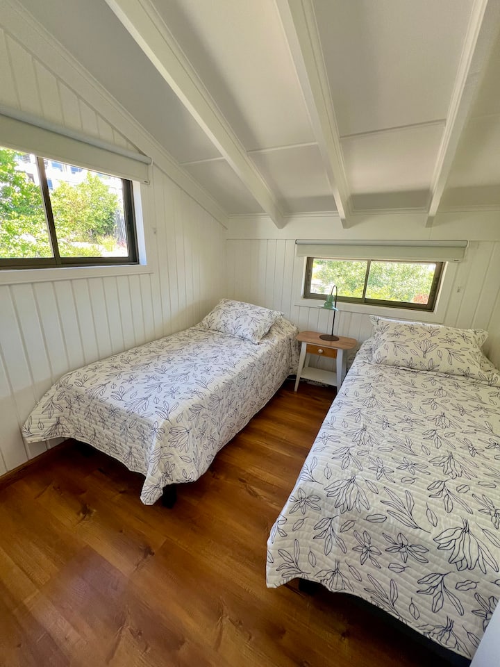 Ორი ადამიანისთვის განკუთვნილი ადგილი კარადათი. 