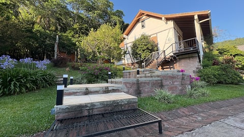 Pousada Bela Catarina (Bela Catarina Inn) 
Camellias Apartment