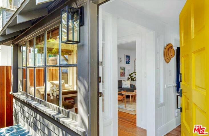 Chic Venice Cottage Steps to Beach gallery image 2