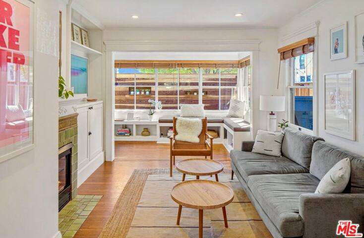 Chic Venice Cottage Steps to Beach gallery image 5