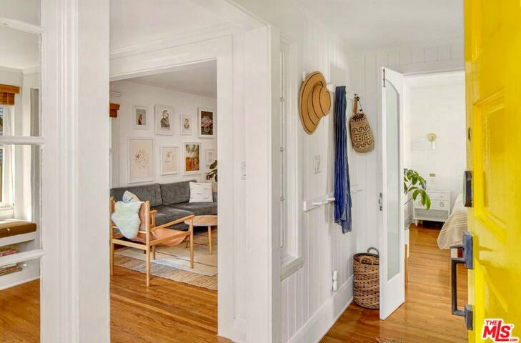 Chic Venice Cottage Steps to Beach gallery image 3