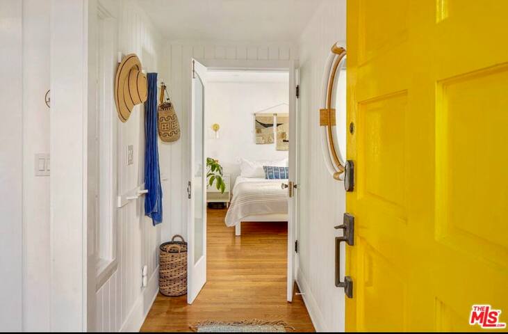 Chic Venice Cottage Steps to Beach gallery image 4