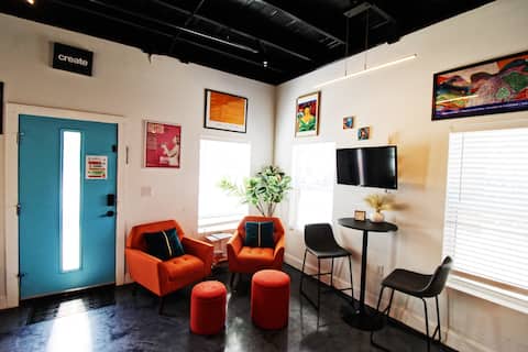 Popular Airbnb listing: Artsy Studio Loft|Fully Equipped|Rooftop|Alamodome in Downtown