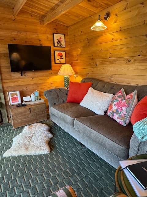 Popular Airbnb listing: Luxury lakeside cabin with hot tub for 2 in Mackworth