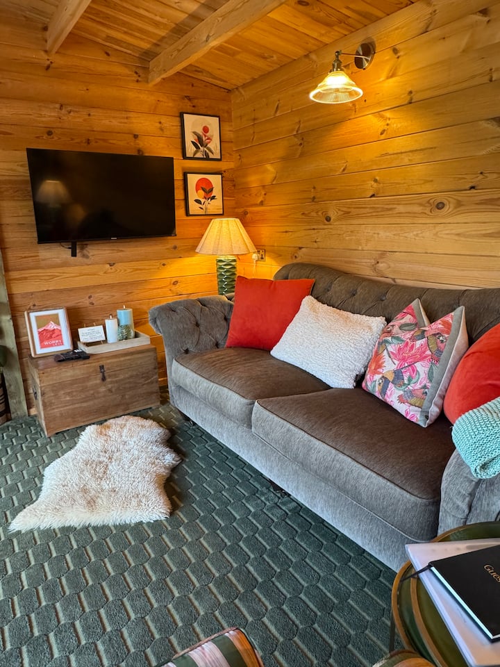 Luxury Lakeside Cabin With Hot Tub For 2 - Derbyshire