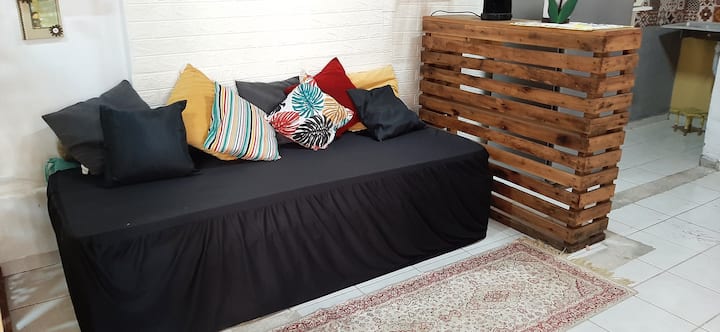 Sala de estar con cama individual 