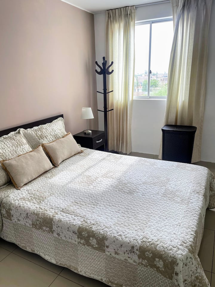 La habitación principal es un refugio de tranquilidad, perfecta para un sueño reparador. Cuenta con una cama cómoda, además de un baño privado para tu mayor comodidad. Un espacio diseñado para que descanses y te sientas completamente relajado