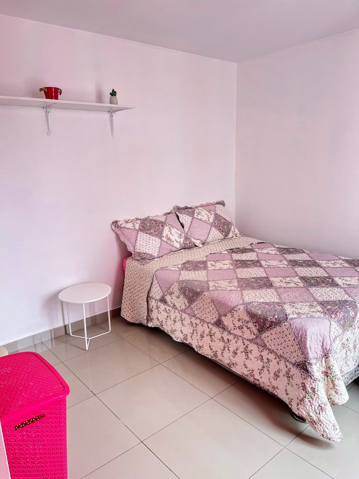 La segunda habitación es amplia, cómoda y luminosa, ideal para un descanso pleno. Con una cama espaciosa, ventilación natural y un ambiente relajante, es el lugar perfecto para descansar después de un día de actividades. ¡Te sentirás como en casa!