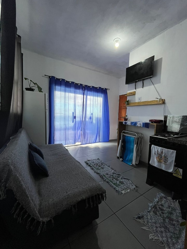 غرفة معيشة ومطبخ مشتركين وتلفزيون وواي فاي و3 كراسي شاطئ.